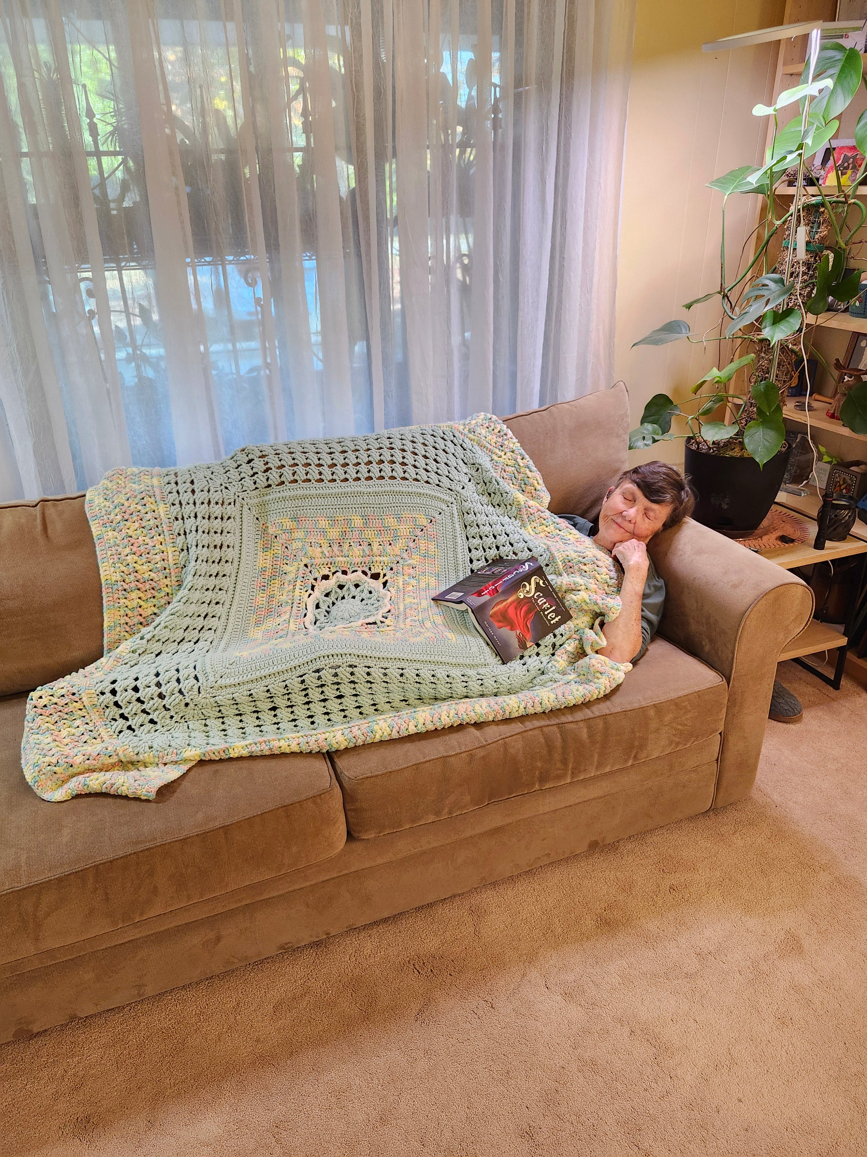 🌞 Sunburst Crochet Blanket – Handmade 49” Square | 70” Diagonal